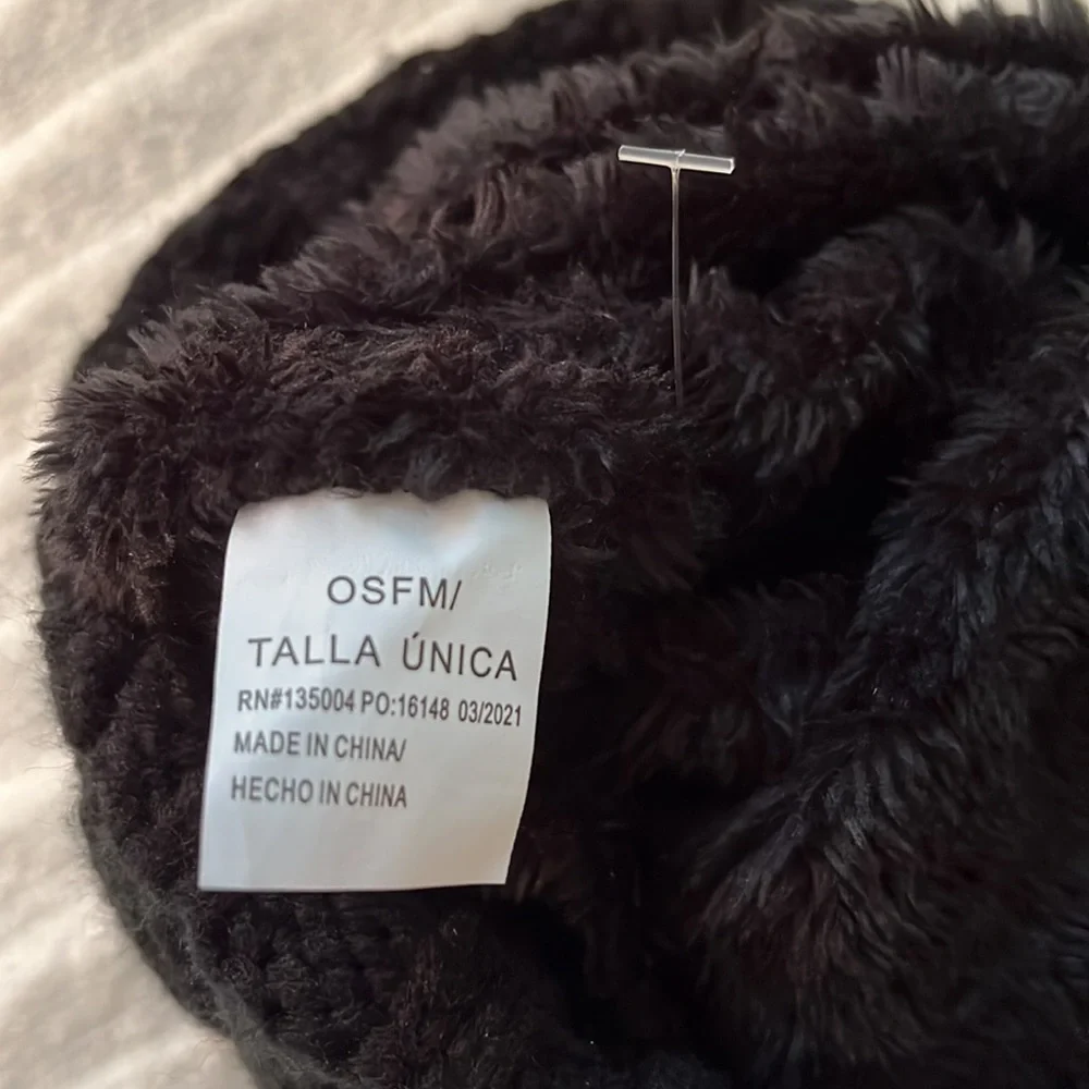 NWT Black beanie winter hat / beanie faux fur lined, ribbed, pompom